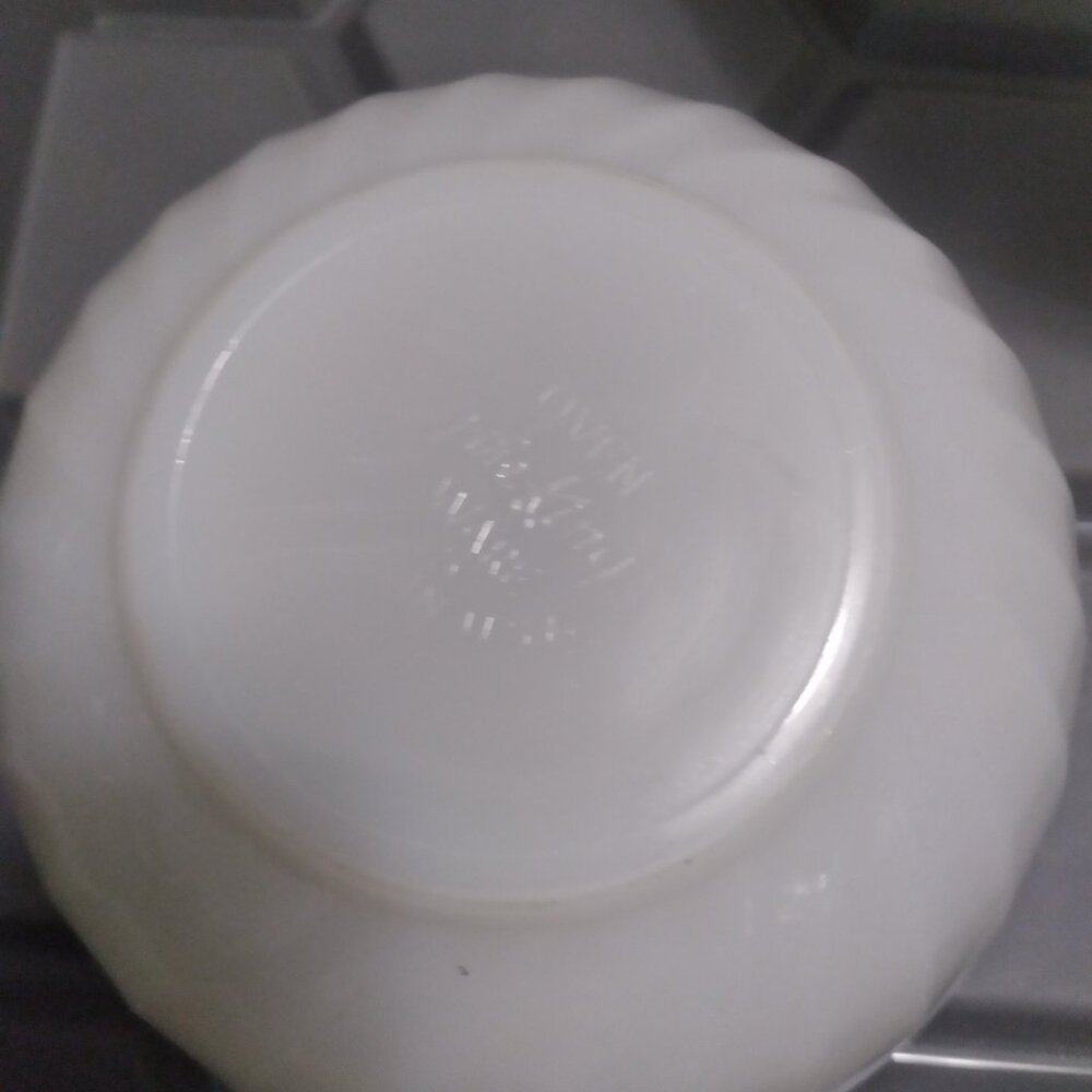 Vintage Fire King White Swirl 4-pc. Mixing Bowl Set 6",7",8",9" Cream & White - Picture 7 of 7